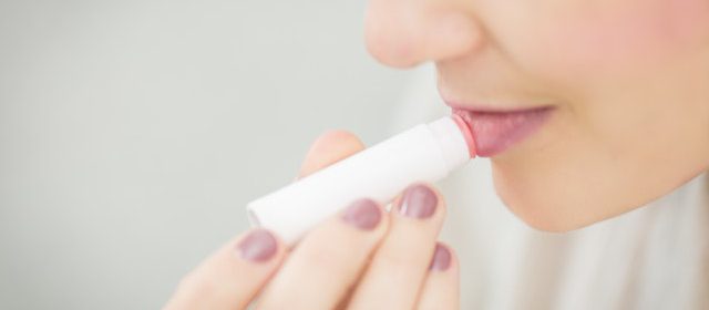 Jak odpowiednio zadbać latem o swoje usta?