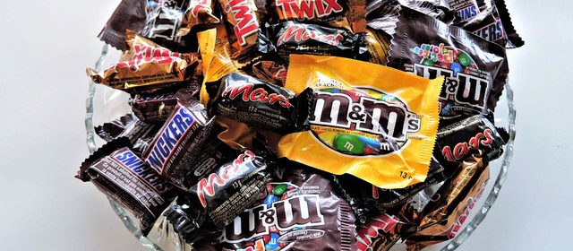 Plusy i minusy zakupów słodyczy w hurtowni online